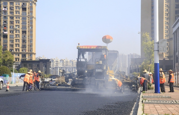 2020年3月20日上午，宜春市高士北路路面改造工程快速推進(jìn)，施工現(xiàn)場(chǎng)一片繁忙景象